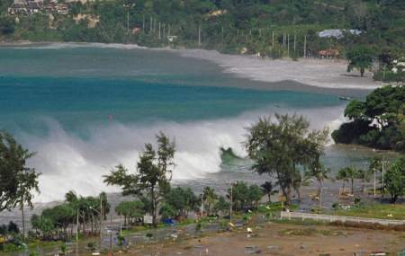 Today in history - Page 22 Tsunami-in-phuket-thailand